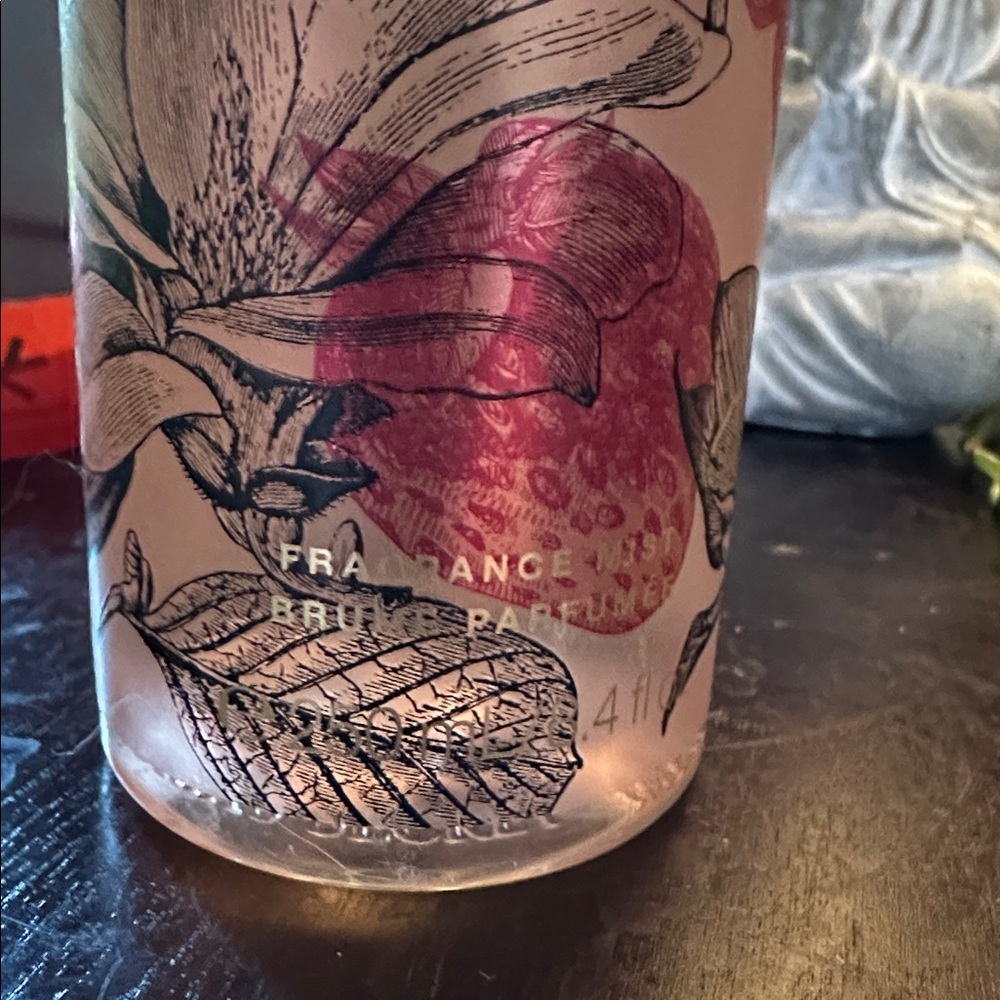 Victoria's Secret Blushing Berry Magnolia Mist - Pink Floral 8.4oz - Picture 6 of 7